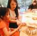 圖像裡可能有1 人、坐下、正在吃東西和食物