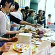圖像裡可能有3 個人、大家坐著、表格、食物和室內