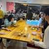 圖像裡可能有1 人、坐下、表格和室內